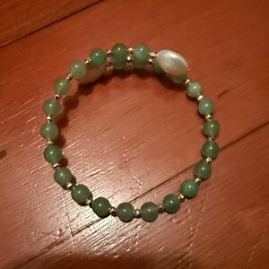 Chic Green Beaded Bracelet with Gold Accents
